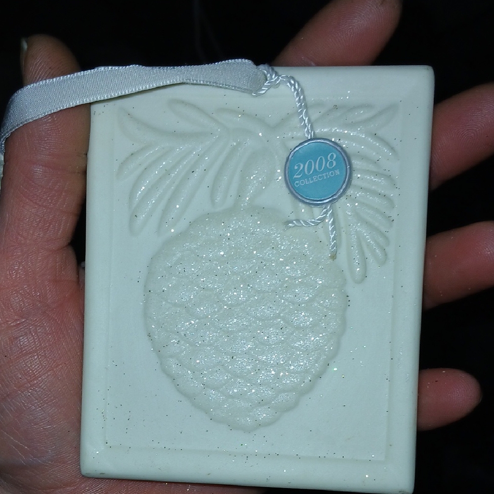 Martha Stewart White Pineapple Ceramic Tiles